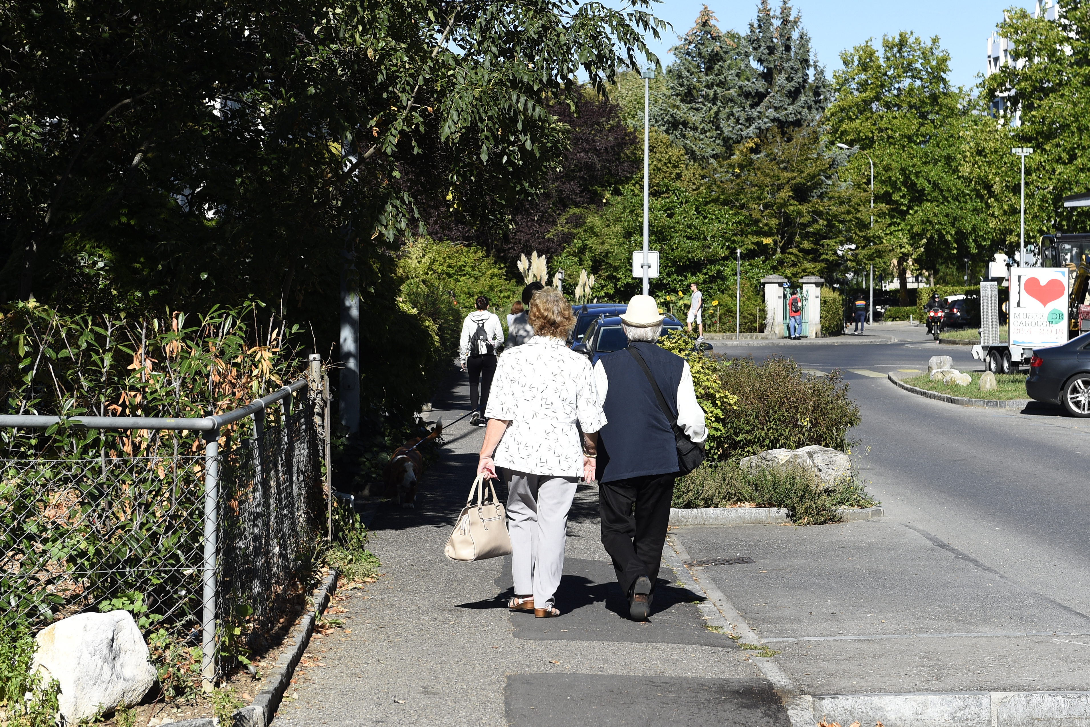 Seniors qui marchent sur un trottoir